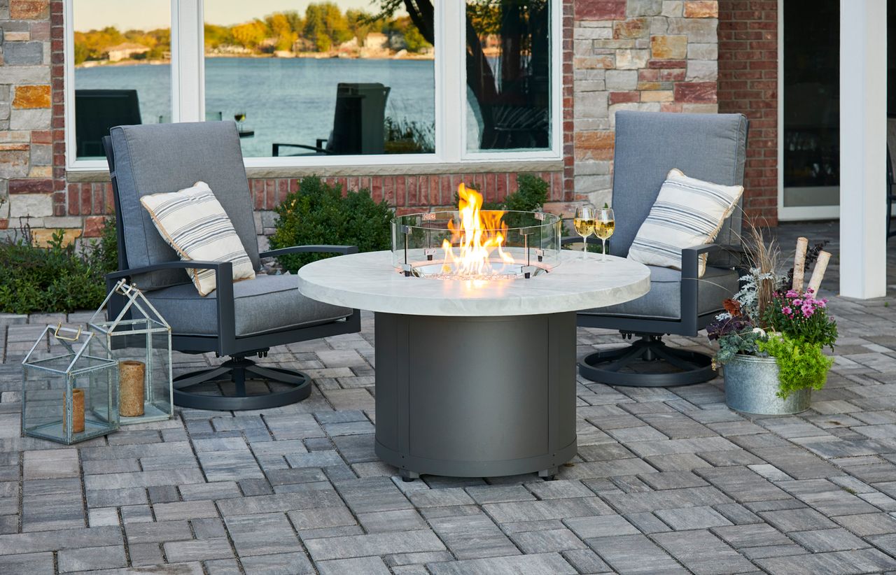 Outdoor Greatroom White Onyx Beacon Round Gas Fire Pit Table